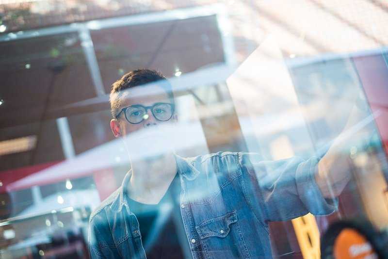 Student genom fönster